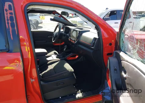 2025 Nissan Frontier Pro-4X 4X4 z USA, uszkodzony, nr VIN 1N6ED1EKXSN654324